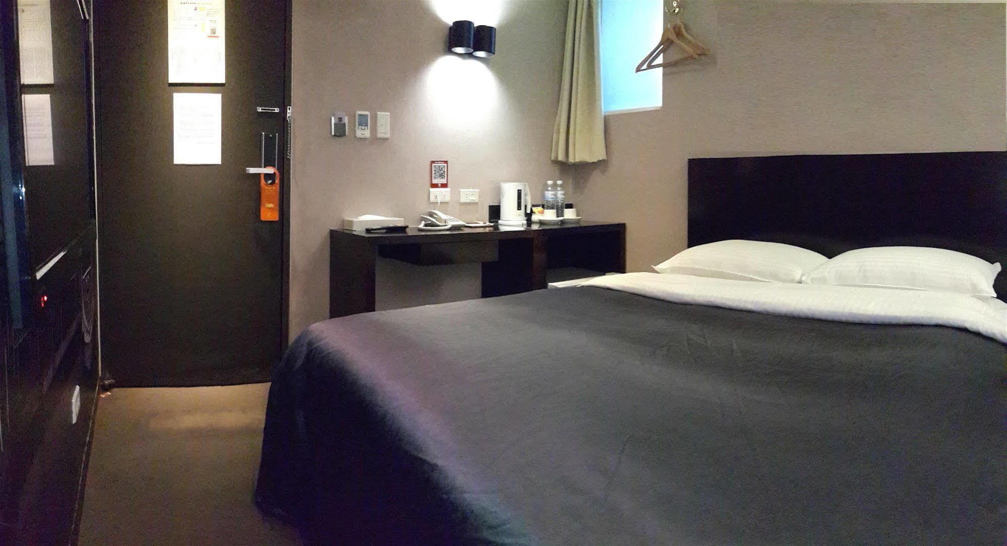 E-House Hotel Taipei Bagian luar foto